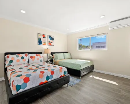 サニー＆チアフル ニア I-10 ~ クイーンベッド ~ 駐車場 アルハンブラのホテル