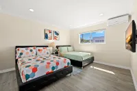 Sunny & Cheerful Near I-10 ~ Queen Beds ~ Parking Hotels in Alhambra