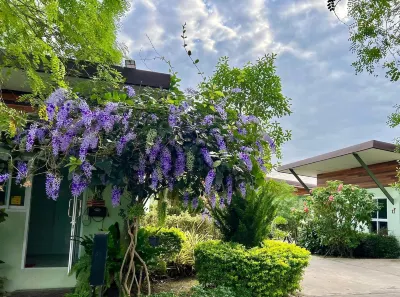 미 앤 트리 빌라 Wat Walukaram 주변 호텔