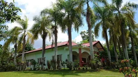 Suansaimai Resort Отели рядом с достопримечательностью «Wat Khao Phaeng Ma»