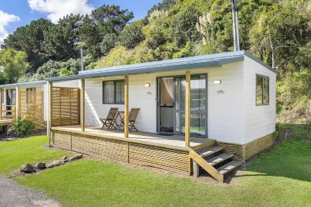 Port Waikato Holiday Park Отели в г. Уэйкарету