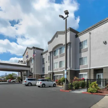 Comfort Inn & Suites Sacramento - University Area Отели рядом с достопримечательностью «Арден Фейр Молл»