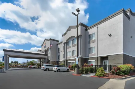 Comfort Inn & Suites Sacramento - University Area Отели рядом с достопримечательностью «Riverside Hall School of Engineering and Computer Science»