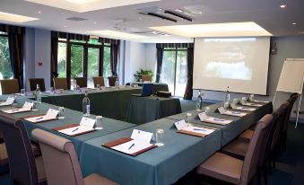 Cbh Frensham Pond Hotel