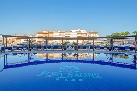 Hotel Port Salins by Pierre & Vacances Отели рядом с достопримечательностью «Волнительный клуб»