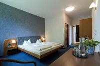 Rennsteighotel Herrnberger Hof فنادق في UnterweiBbach