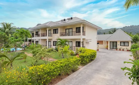 Creole Breeze Self Catering Apartments Отели в г. Маэ