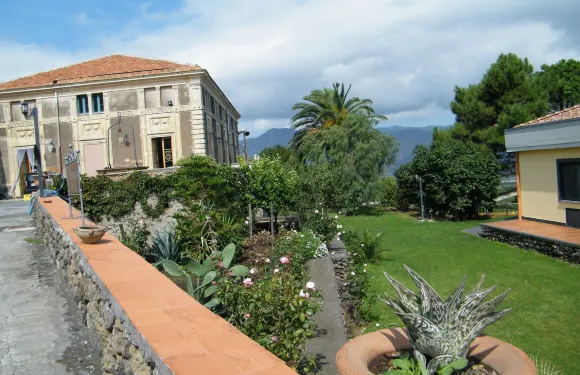 埃特納葡萄酒亞茲恩達農莊民宿