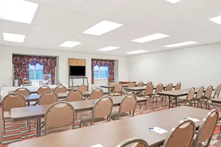 Microtel Inn & Suites by Wyndham Urbandale/Des Moines Отели в г. Граймс