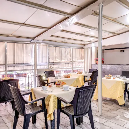 Napoli's Gold Hotel