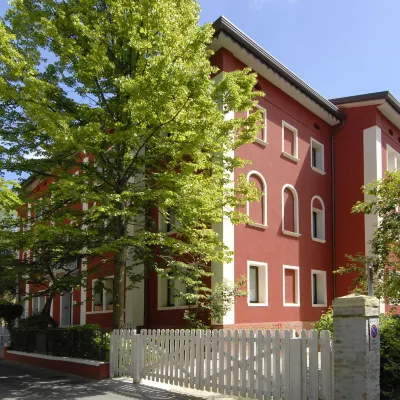 Hotel Villa Pannonia Hotels near St. Elena Station