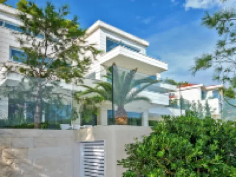 Beachfront Villa Seven Sins with Pool Hotels in Selca