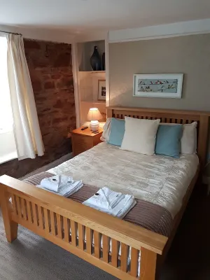Halfway House Inn - Homestays