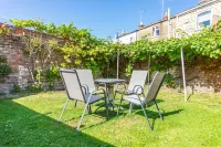 Comfy, 2 Bed House, Sleeps 6 with Garden and Free Parking in Cheltenham Hotels in 