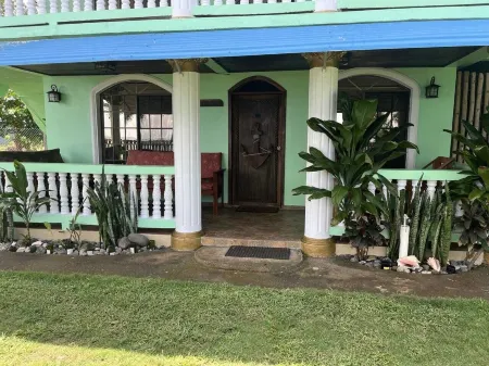 Hospedaje Rosa Del Mar & Sweets Cafe Отели в г. Остров Гранде дель Маис