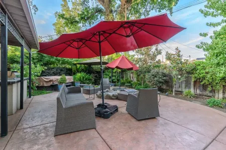 Seq Parks-House with Hot Tub Fire Pit Koi Pond Outdoor Kitchen