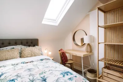 Designer 4-Bed Home in the Heart of Belfast Các khách sạn gần Lagan Legacy's The Belfast Barge