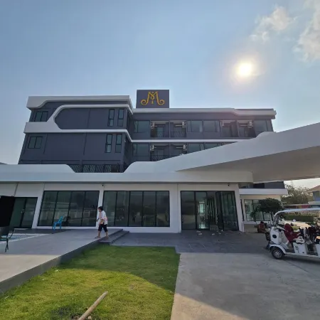 Manee Mantra Hotel, Kanchanaburi Отели рядом с достопримечательностью «Школа Висадтагунгсри»