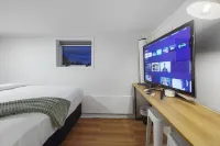 Newly Renovated Studio w Parking-Netflix Hotels near Henderson