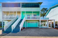 Relaxing retreat with Lake Powell views, dock access, 2 pools, & screened patio Hotels near Panama City beach public access 55