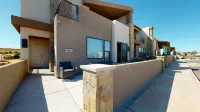 Luxurious Hot Tub Haven - Rooftop Fire Pit, Mountain Views Hotels in Washington