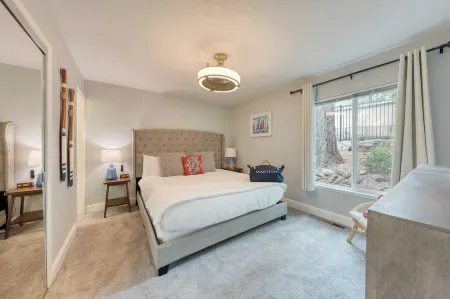 Ski Way by Avantstay Cozy Tahoe Home w/ Fireplace & Balcony Отели рядом с достопримечательностью «Санд Харбор»