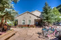Cozy Corner Unit with Riversides Hot Tubs - Charming Mountainside Haven