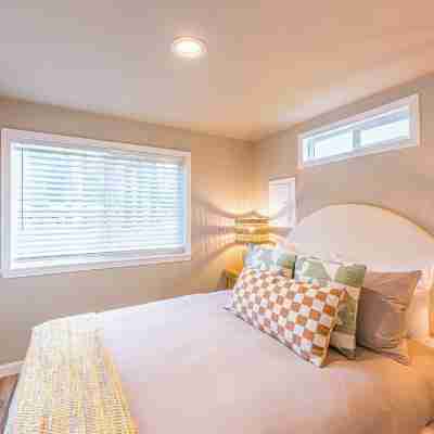 Rainforest Retreat Tiny Home: Bohemian Cottage Rooms