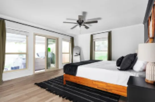 Family Fun Oasis ~ Heated Pool ~ Hot Tub ~ Game Room ~ Outdoor Bar ~ Fire Pit