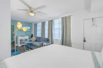 Coastal Getaway Retreat–Steps to the Beach! Studio/1BA. Sleeps 2. In 4-Plex.Pool Cortez Beach附近的飯店