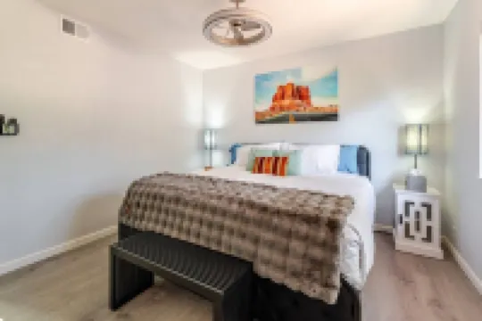 Charming Red Rock Poolside Condo with WiFi, AC in superb Sedona