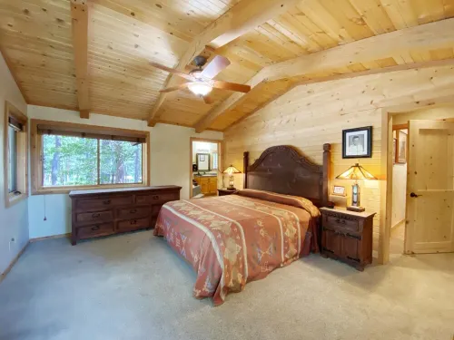 Westside 4-bdrm cabin between Hamilton & Victor with WiFi, AC. Enjoy your stay