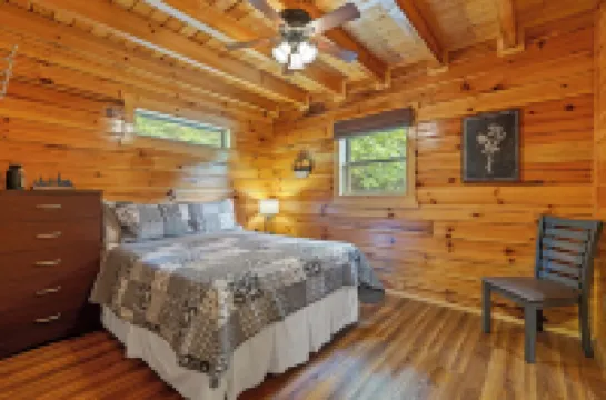 Red River Gorge Lakeside Cabin retreat! 4 bed 4 bath with a Hot Tub