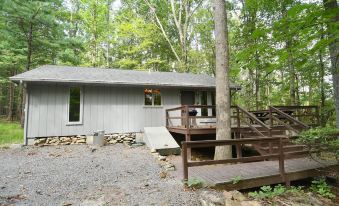 Haven Home - Deck, Grill, Hiking, Pool Access, Games, Community Playground and Tennis Courts