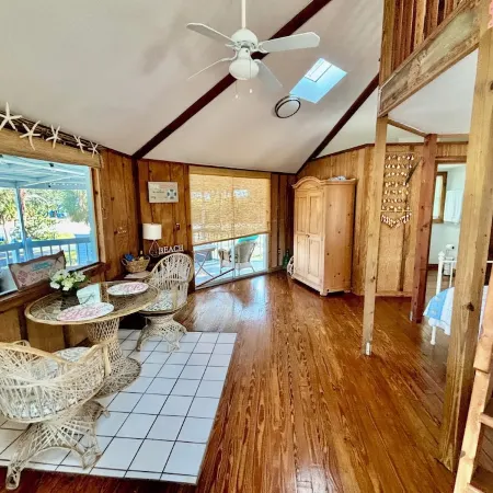Cozy Treehouse-One-of a Kind Stay-Only 5 Minutes to Beach. Beach Gear Included!