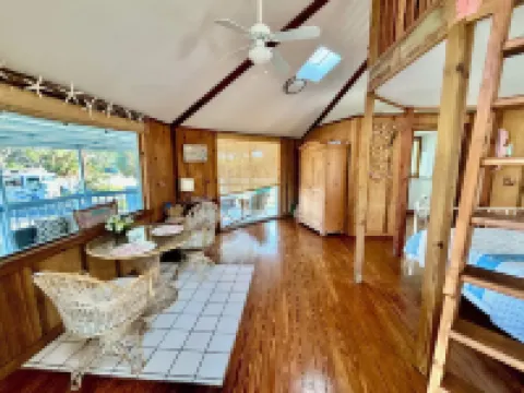 Cozy Treehouse-One-of a Kind Stay-Only 5 Minutes to Beach. Beach Gear Included!