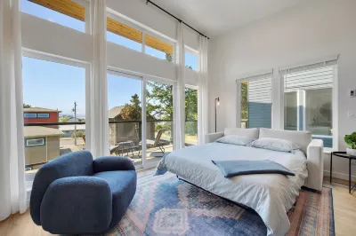 Taft District New Build 2-bedroom condo in delightful Lincoln City with WiFi, AC Các khách sạn ở 