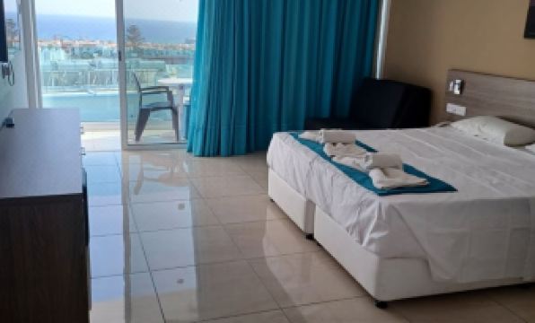 Sunny Blue Hotel