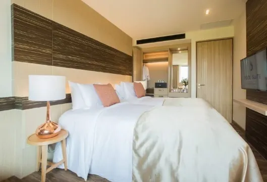 ห้องสุพีเรียร์เตียงใหญ่หรือเตียงแฝดพร้อมระเบียง