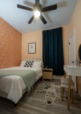 2 bedroom Pastel Loft 1 mi from Lake Michigan!