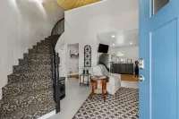 The Painted Silos - The Horse Bin.  Elgin, Ft Sill and Lawton areas. Hotel a Elgin