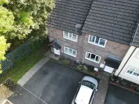 Riverside Two Bedroom Townhouse in Abergavenny with Car Charger.