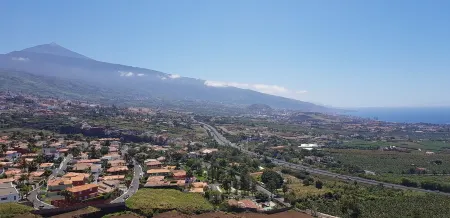 sunny terrace apartment directly on the sea with stunning views Отели рядом с достопримечательностью «Ботанический сад»