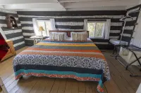 Unique Stay in a 1907 Log Cabin on The Kentucky River