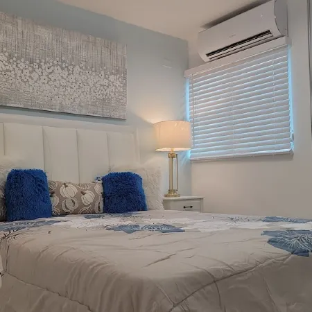 Villa Santorini 3-bedroom apartment in welcoming Bayamón with WiFi, AC. Enjoy
