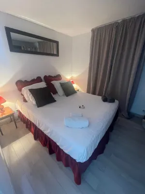 Pieds Dans Leau, vue Exceptionnelle, 50m2 Face à la Mer, Petit Animal Accepté Hotels in Cannes La Bocca