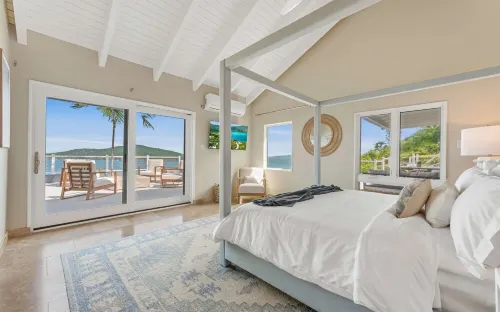 Gorgeous 5-BDRM Villa Maxine- Located on Famous Peterborg- Pool- Oceanside