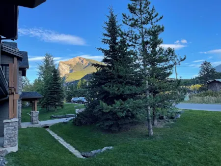 Cozy 1-bedroom condo with fitness room, WiFi in brilliant Dead Man's Flats Отели в г. Bighorn No. 8