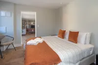 Monaco Resort Apartment with Access to Swimming Pool and Gym Facilities Hotels in 