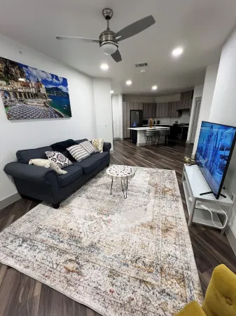 Cozy 2- bedroom with Smart TV’s, AC, WiFi, huge pool in amazing Area of Addison